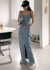 Vestido vaquero azul ajustado con cuello halter, bolsillos abotonados y espalda descubierta, sin mangas